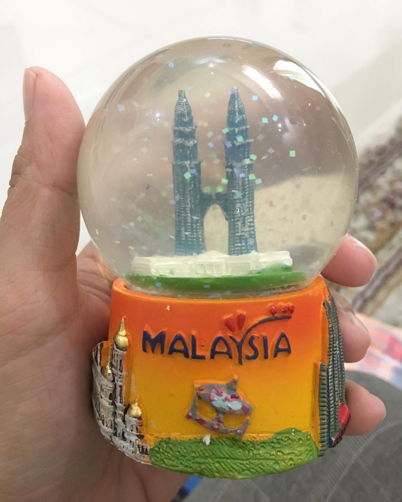 oleh oleh kuala lumpur : snow globe